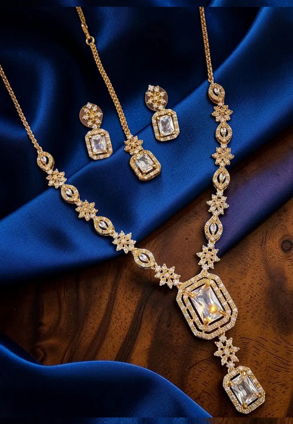 Golden Alloy Necklace Set With Earrings and Maang Tikka 331092