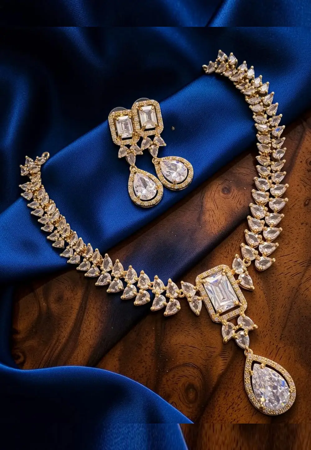 Golden Alloy Necklace With Earrings 331087