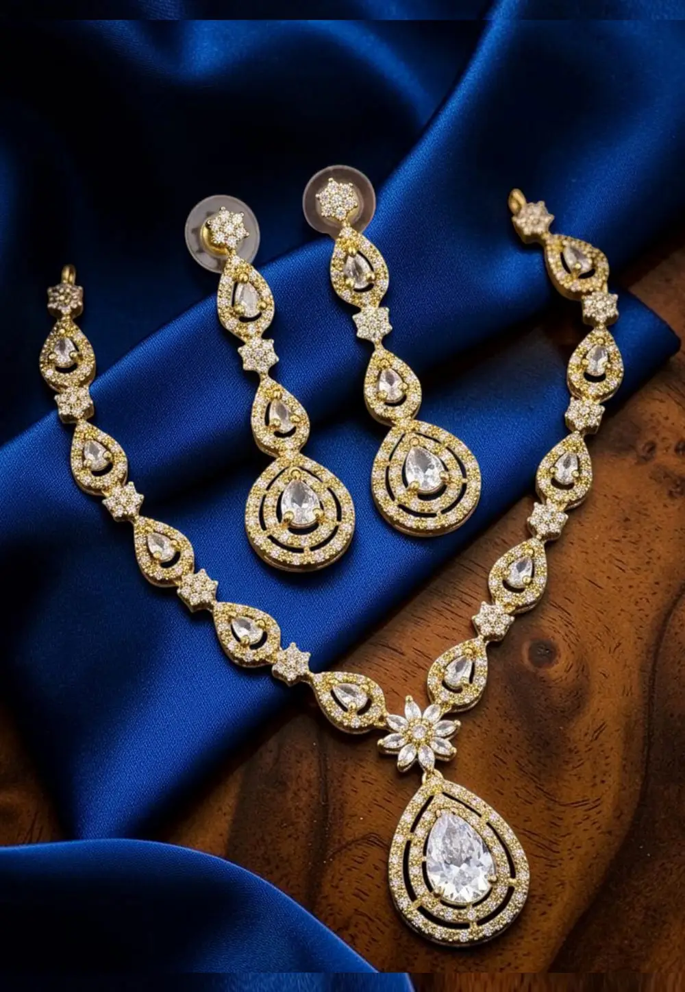 Golden Alloy Necklace With Earrings 331088
