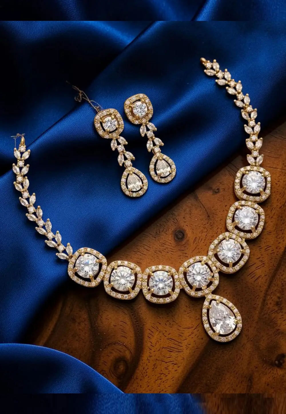 Golden Alloy Necklace With Earrings 331091