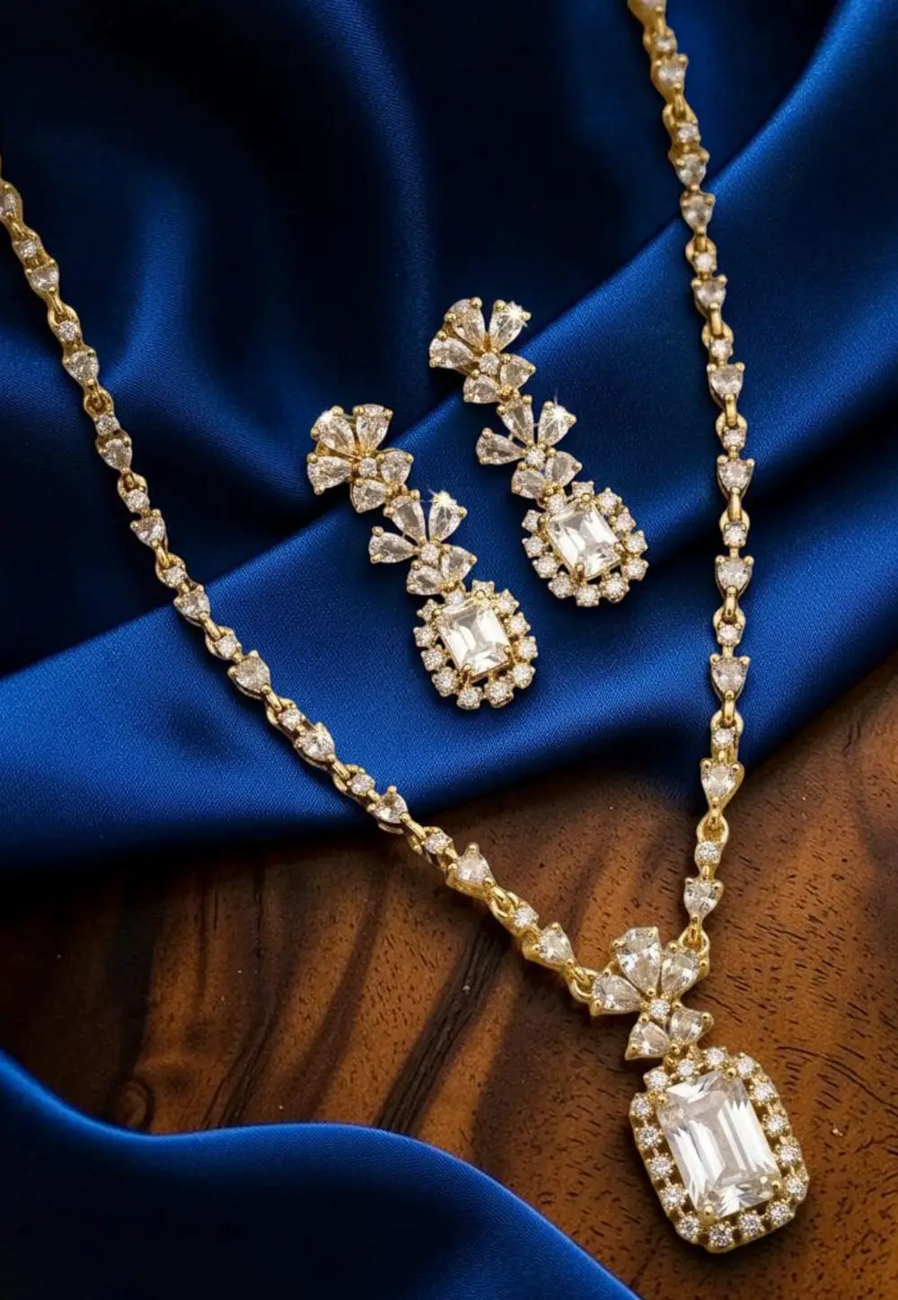 Golden Alloy Necklace With Earrings 331098