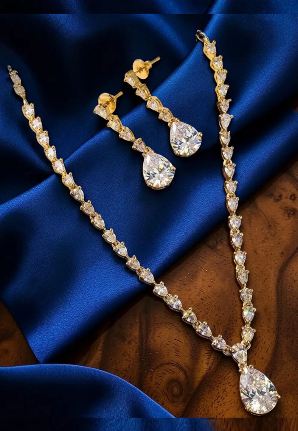 Golden Alloy Necklace With Earrings 331105