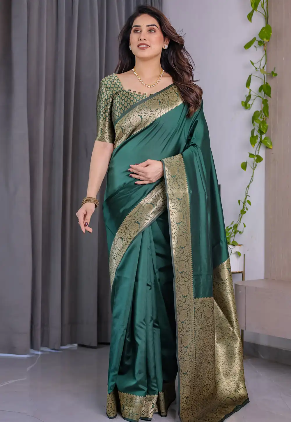 Green Jacquard Saree With Blouse 321339