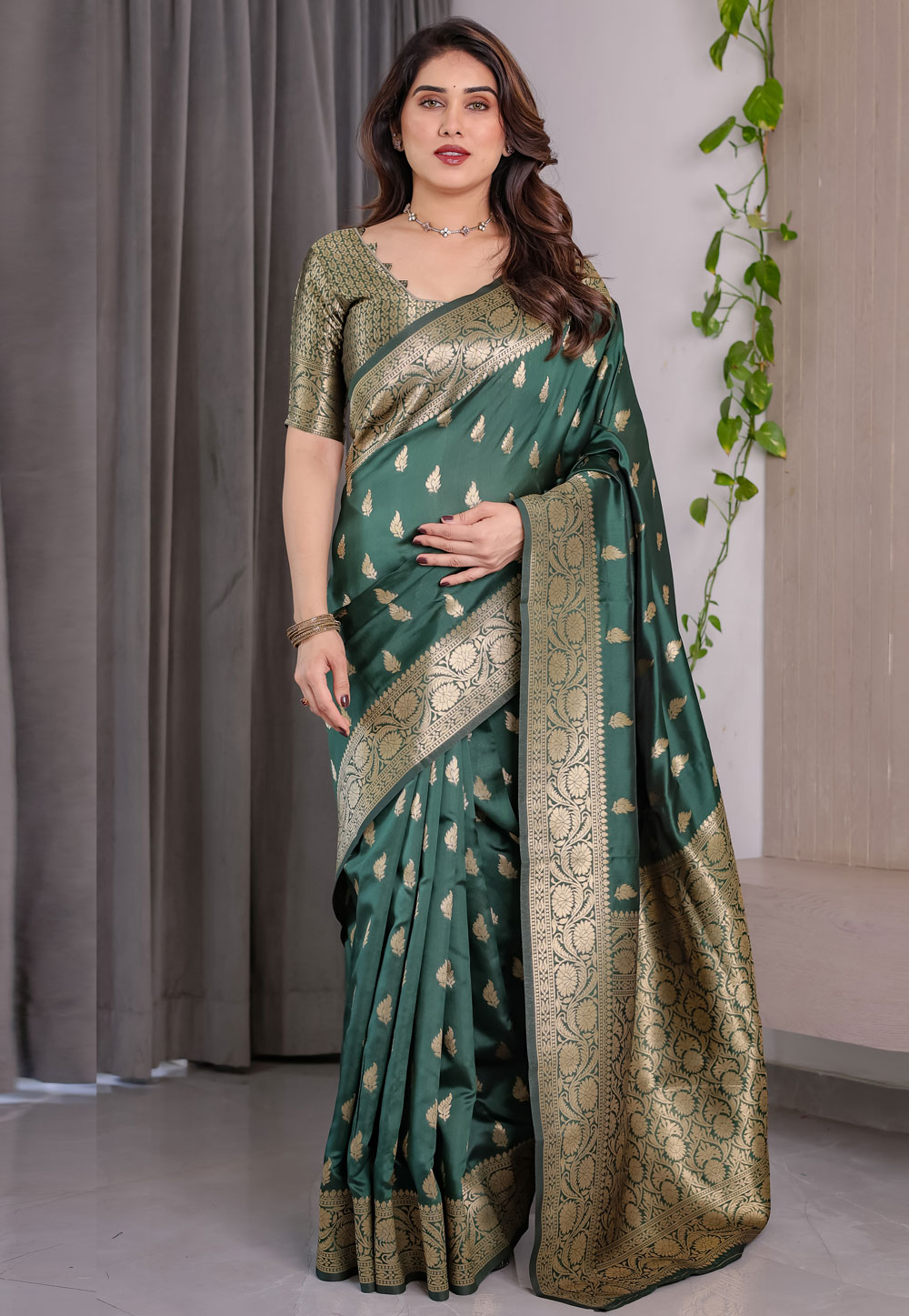 Green Jacquard Saree With Blouse 321346