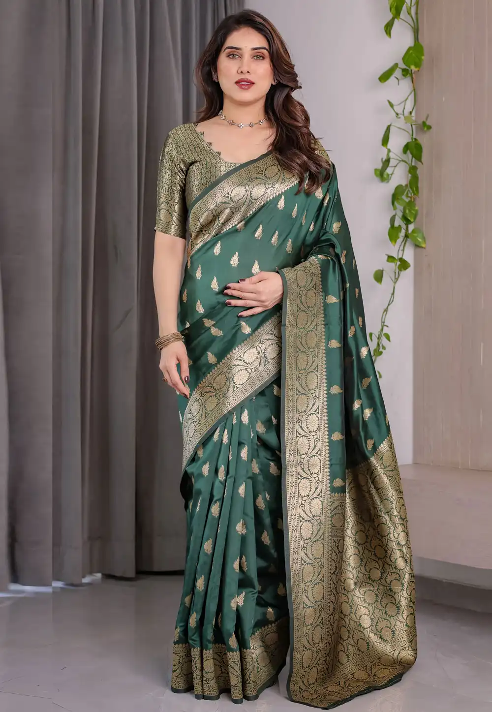 Green Jacquard Saree With Blouse 321346