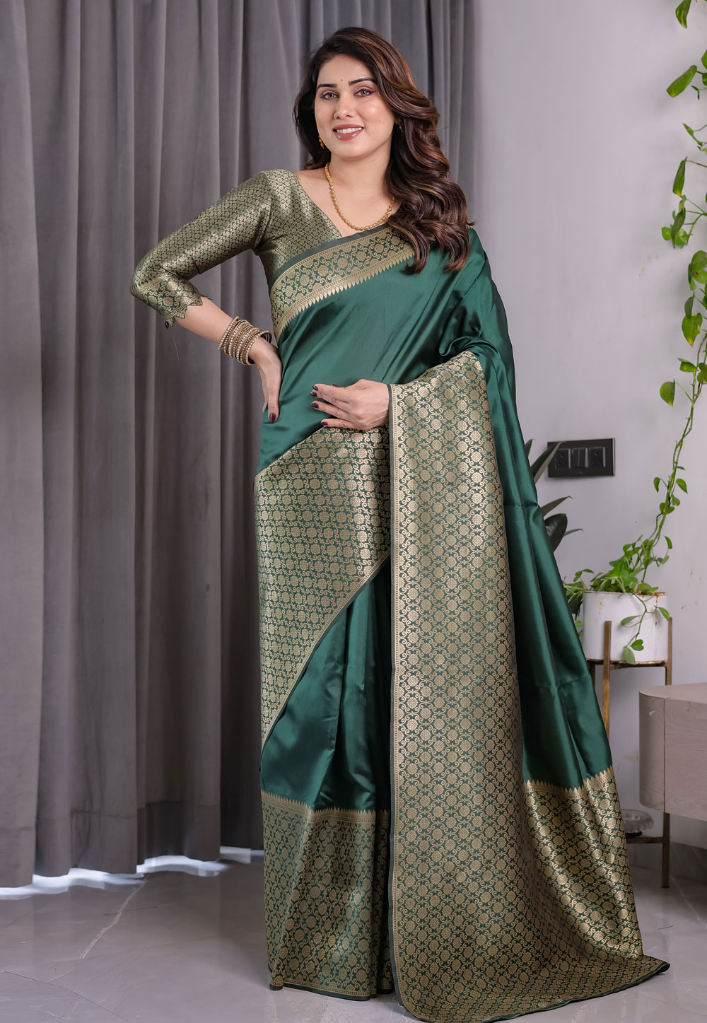 Green Jacquard Saree With Blouse 321352