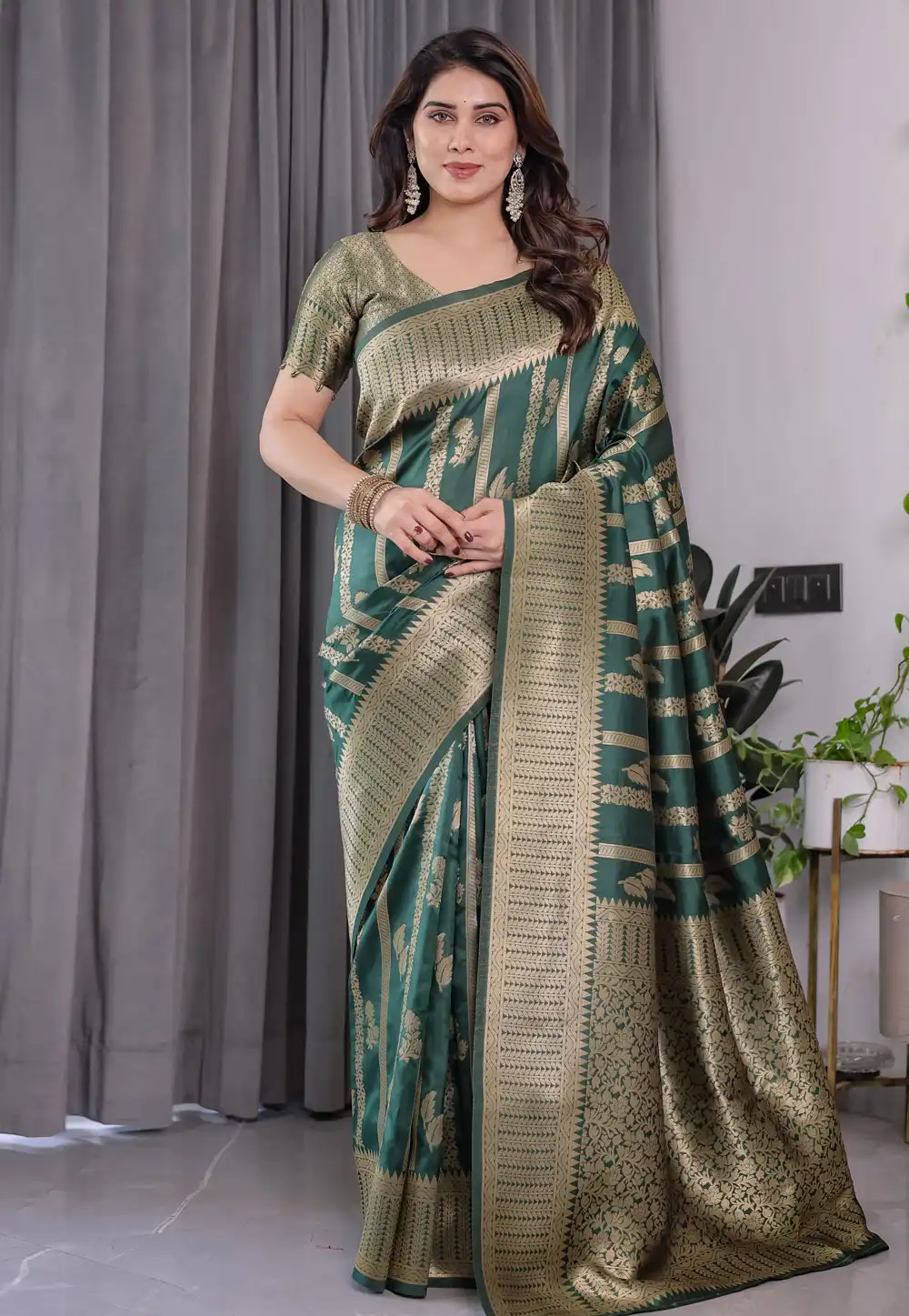 Green Jacquard Saree With Blouse 321361