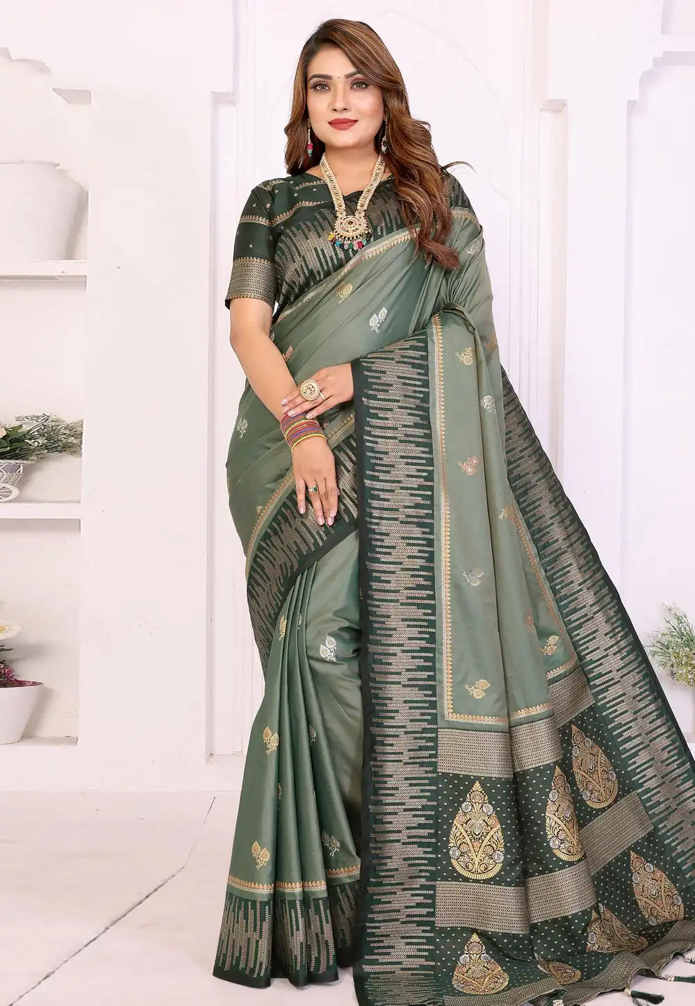 Green Silk Saree With Blouse 321319