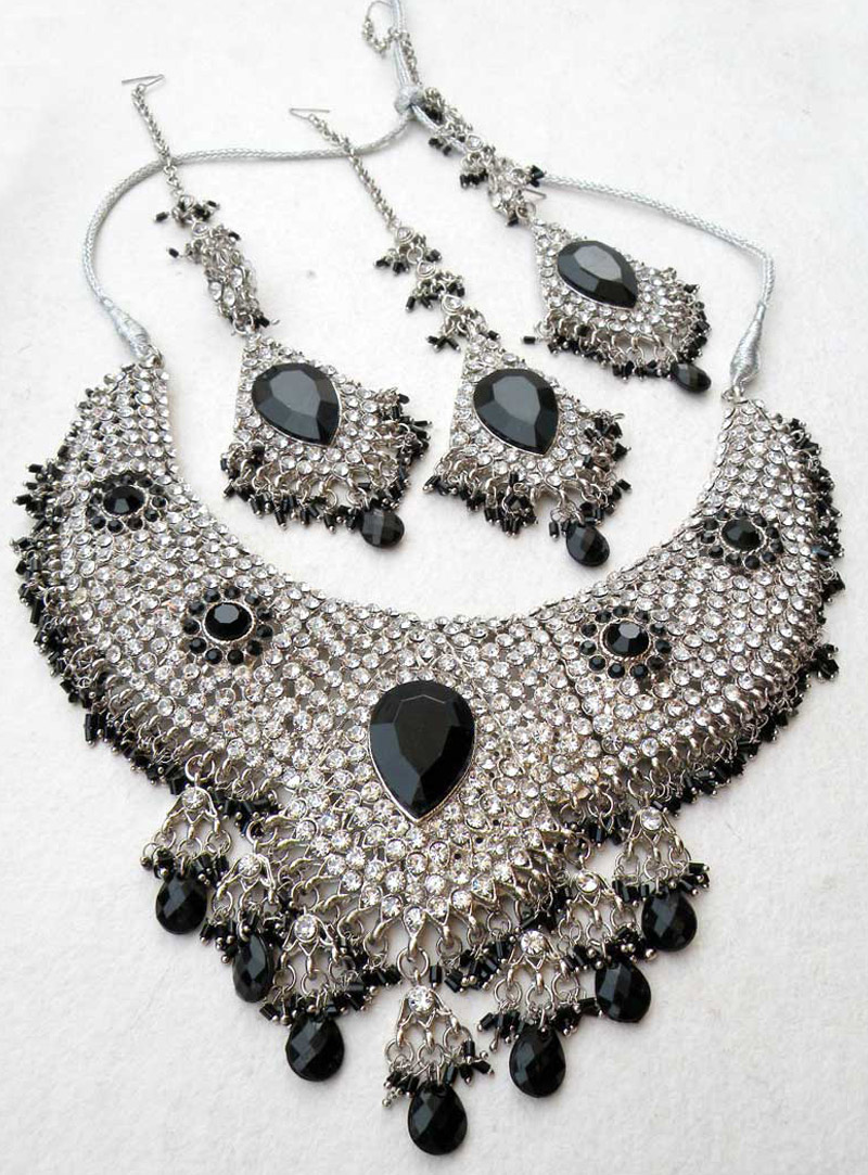 Black Alloy Zircon Stone Heavy Set With Earrings and Maang Tikka 117570