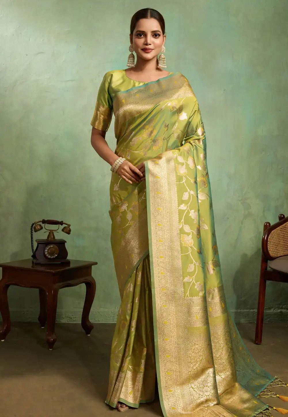 Pista Green Banarasi Silk Saree With Blouse 317356