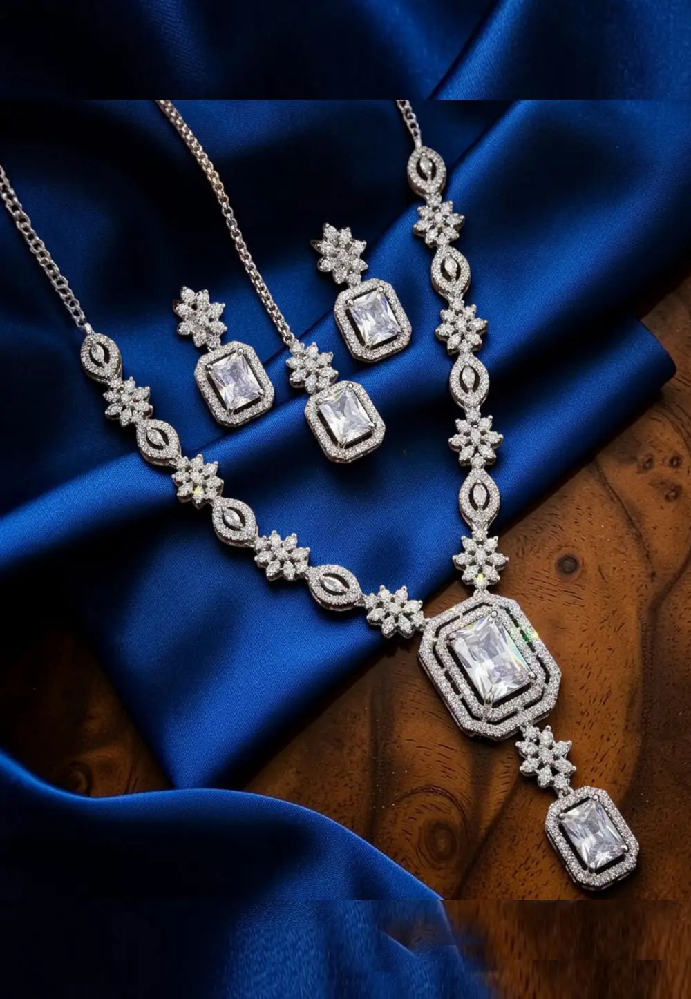 Silver Alloy Necklace Set With Earrings and Maang Tikka 331090
