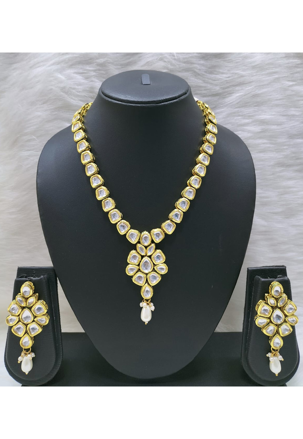 White Alloy Necklace With Earrings 314380
