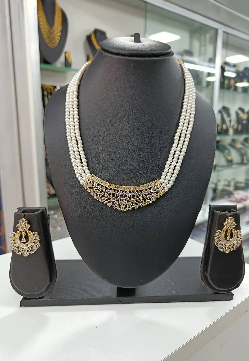 White Alloy Necklace With Earrings 330972