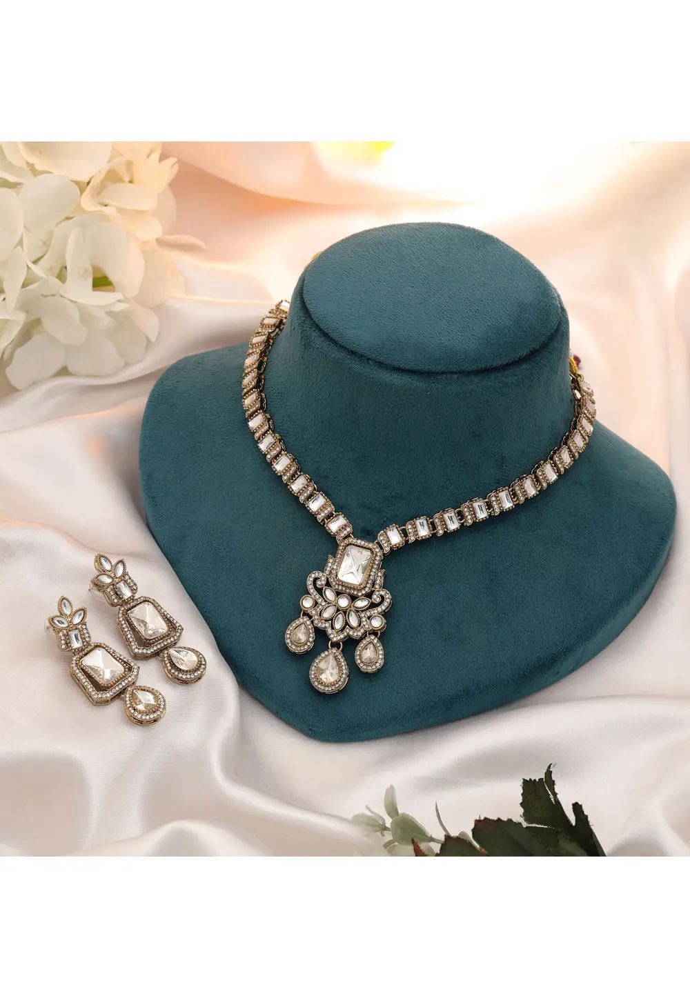 White Alloy Necklace With Earrings 334903