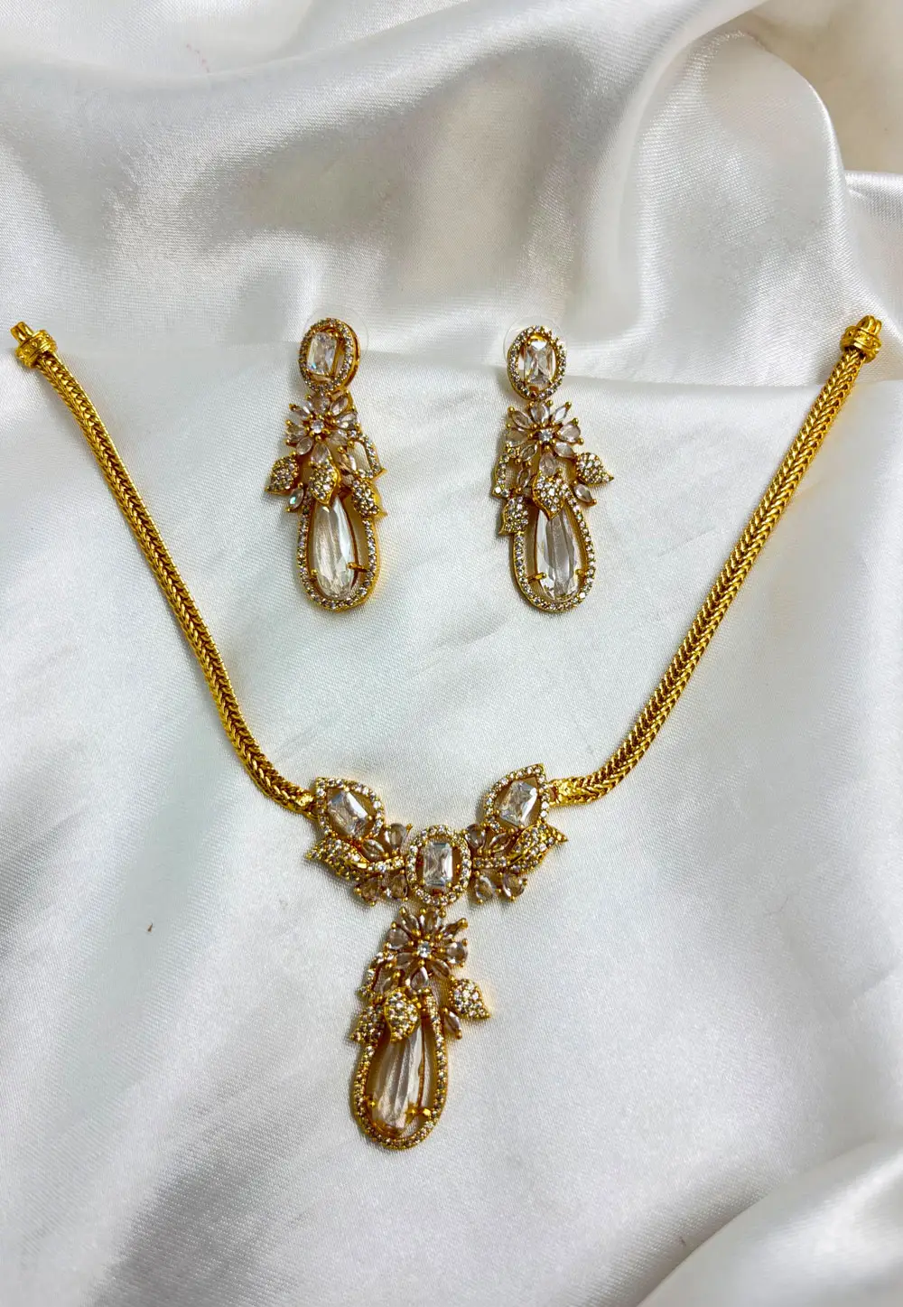 White Stone Necklace With Earrings 334267