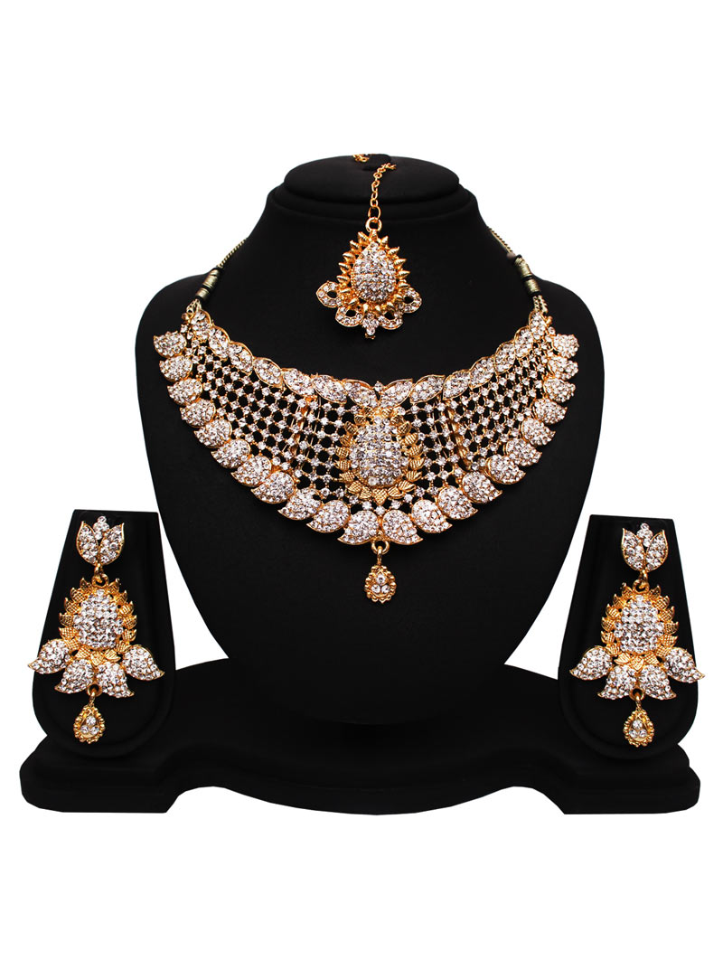 White Alloy Cubic Zirconia Necklace With Earrings and Maang Tikka 89171