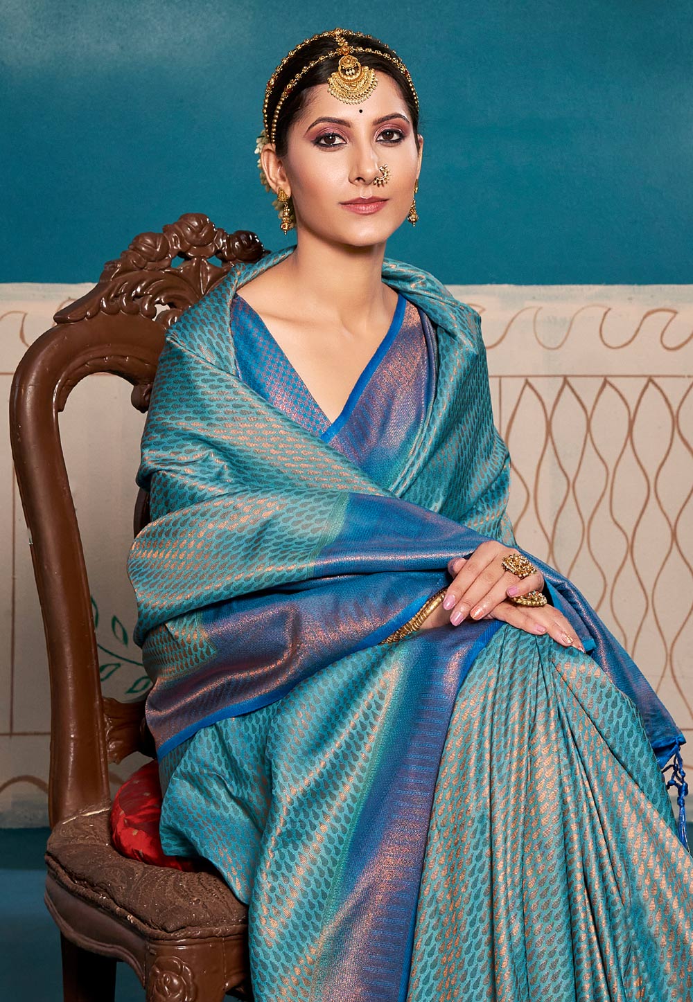 Royal Blue Kanjivaram Silk Saree with Handwoven Gold zari weaves - Mirra  Clothing