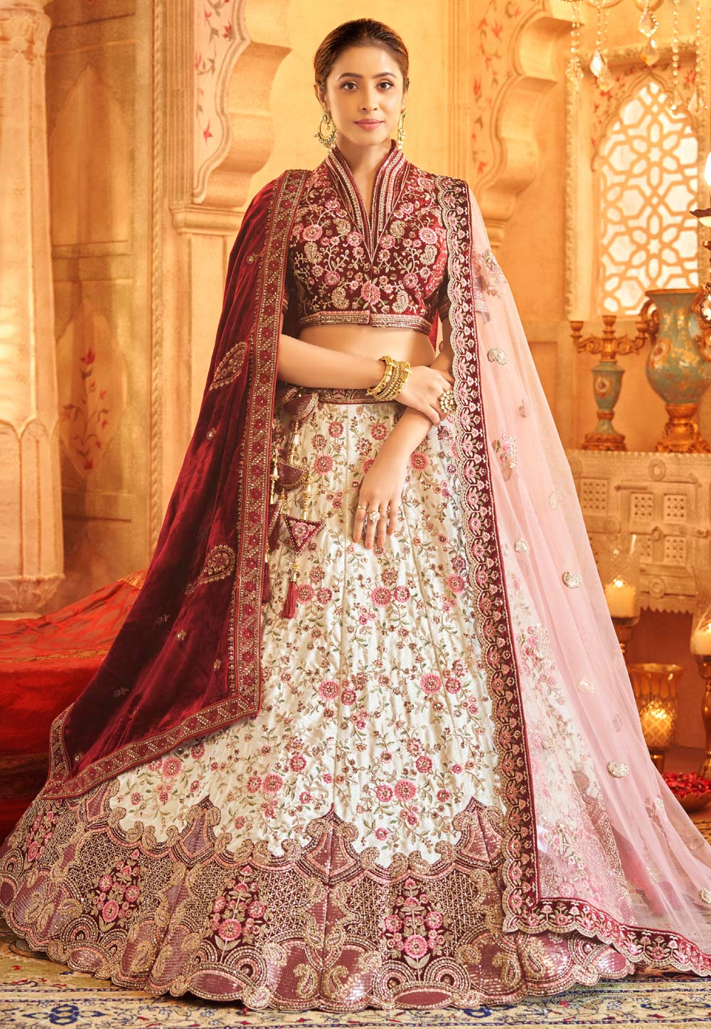A Royal Destination Wedding With The Bride In A Stunning Red & White Lehenga  | Gaun pengantin india, Pakaian pengantin india, Pengantin india