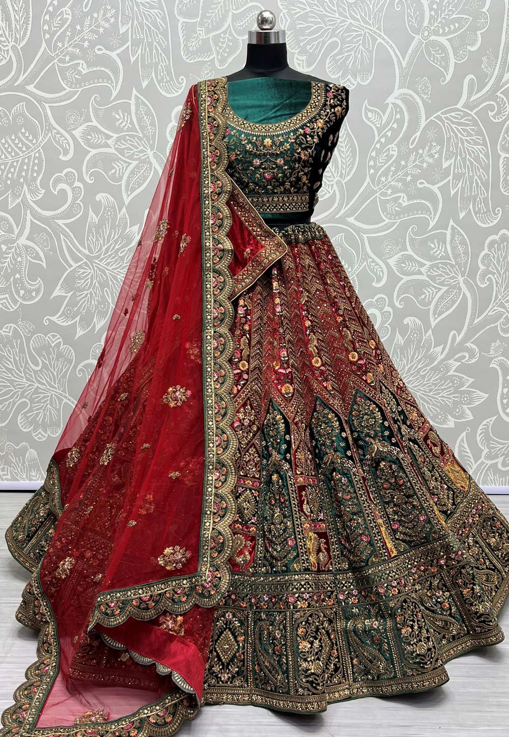 Sabyasachi Bride Wore A Fully Embroidered Sea-Green 'Lehenga' Breaking  Barriers Of The Red Look