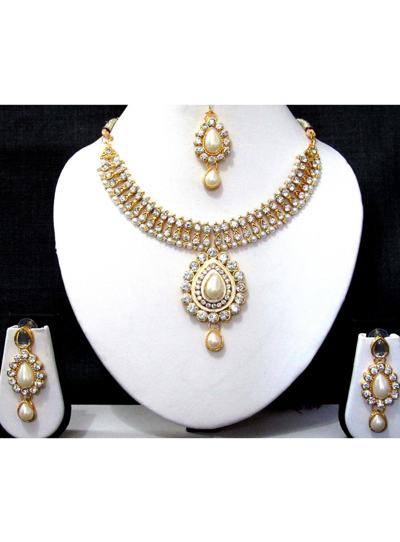 White Alloy Light Set With Earrings and Maang Tikka 126005