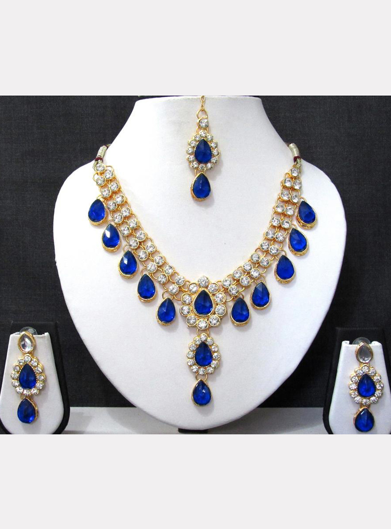 Blue Alloy Light Set With Earrings and Maang Tikka 126011