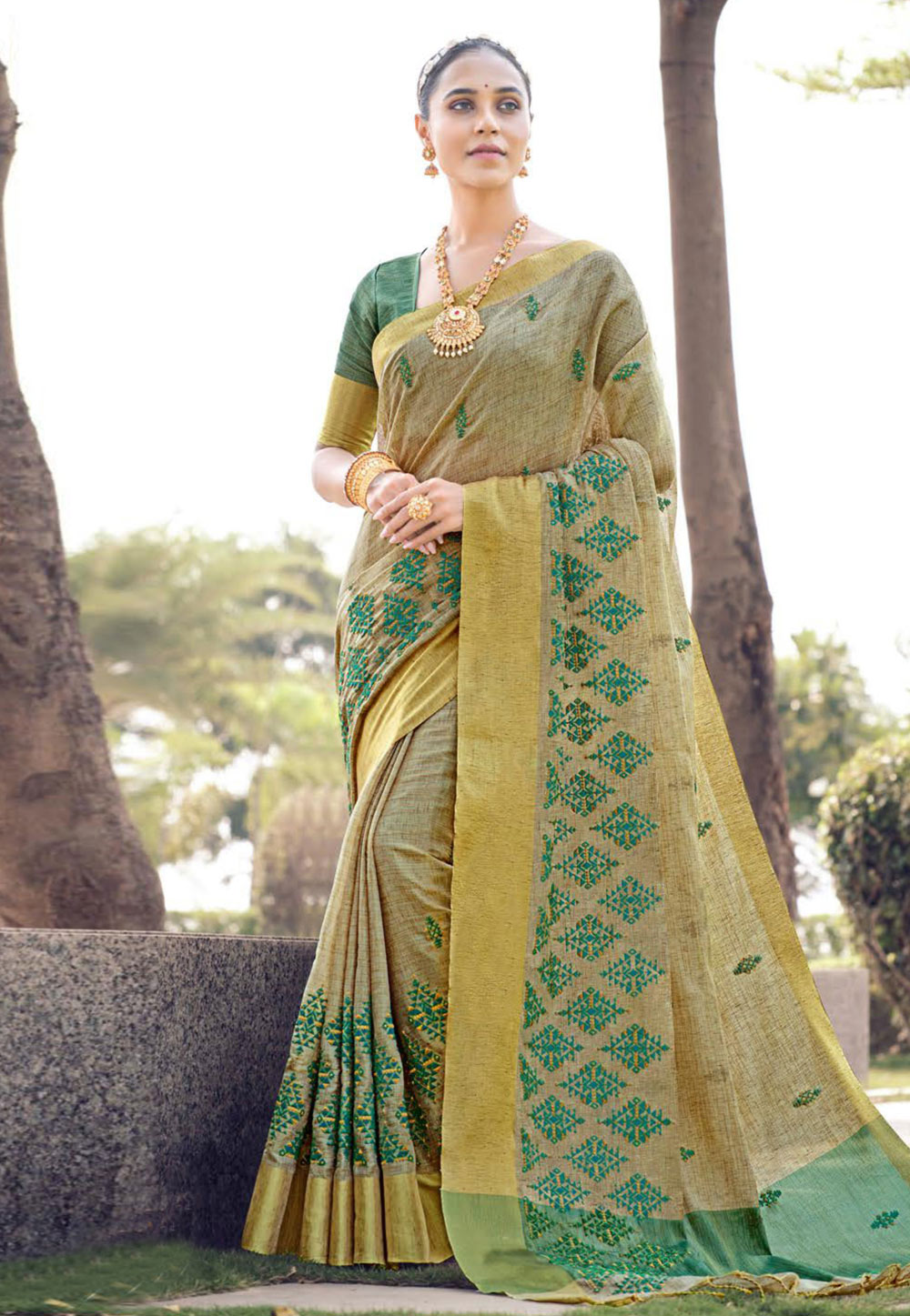 Beige Banarasi Saree With Blouse 261619