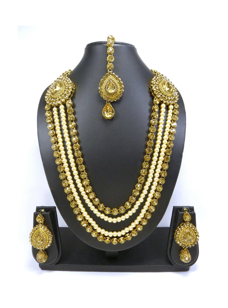 Golden Brass Kundan Set With Earrings and Maang Tikka 109131