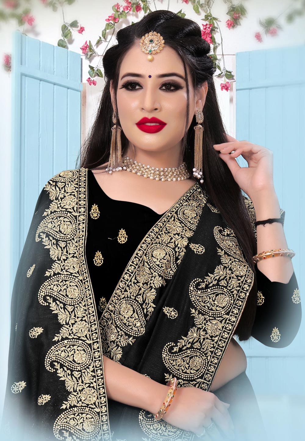 Fab makeup ideas to do when you wear a black saree - YouTube
