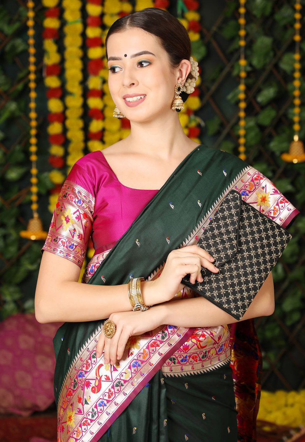 black saree for sankranti latest saree blouse designs silk banarasi saree  for makar sankranti - पतीचं मन जिंकण्यासाठी घाला ही काळी साडी, मकर  संक्रातीला दिसाल कमाल | TimesNow Marathi