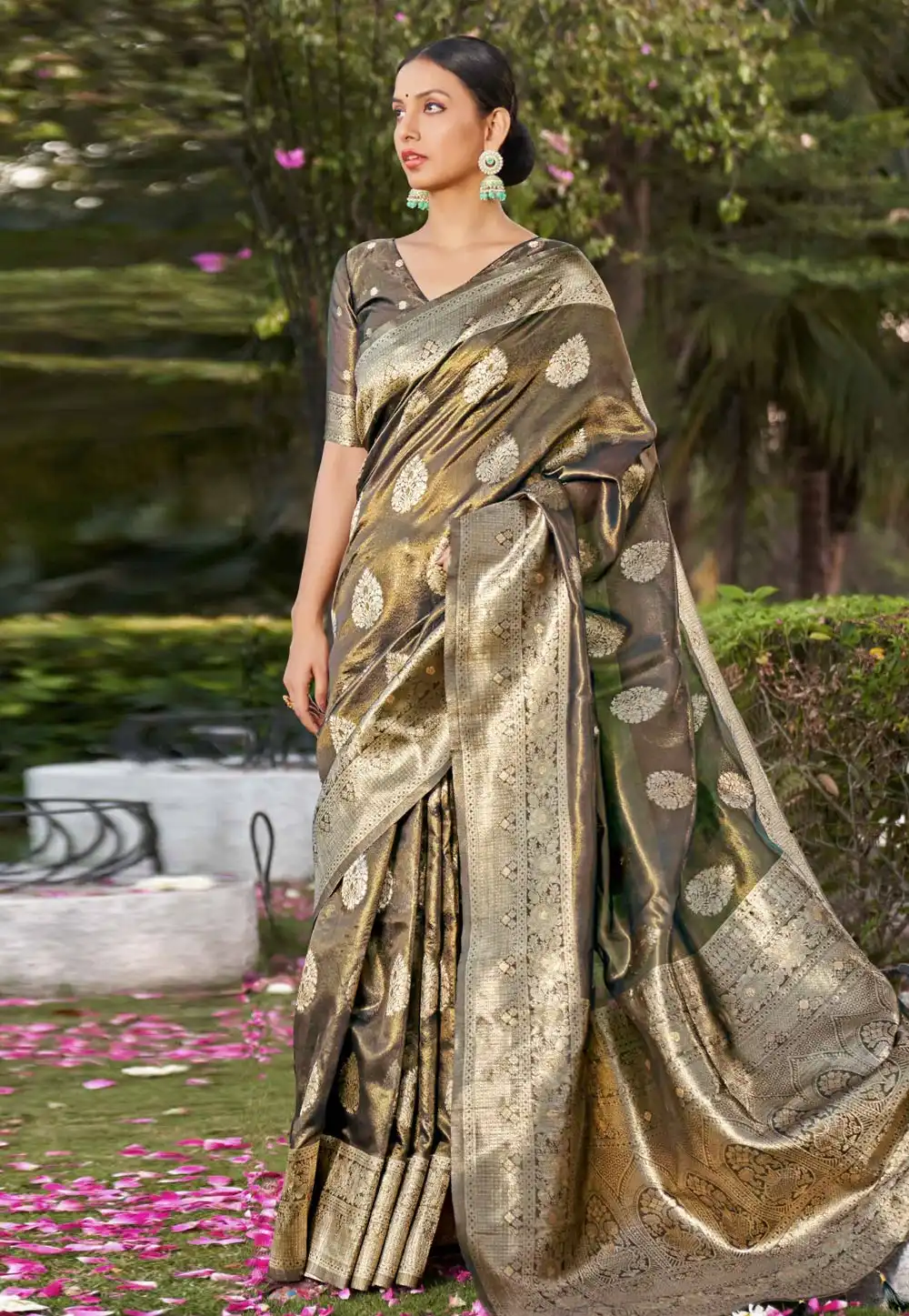 Grey Shimmer Saree With Blouse 290365