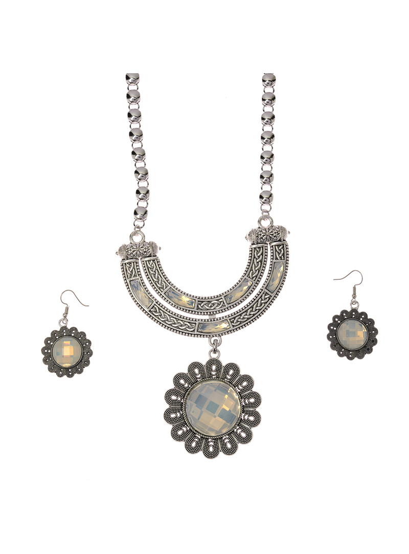 White Brass Kundan Necklace Set 126395