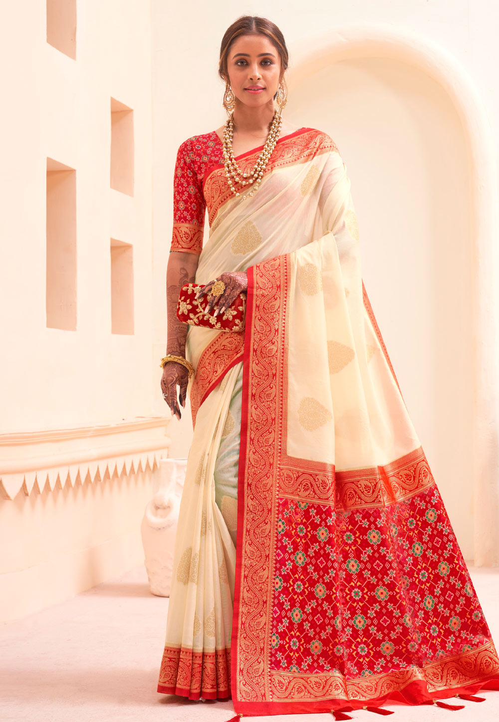 Off White Silk Saree With Blouse 246053