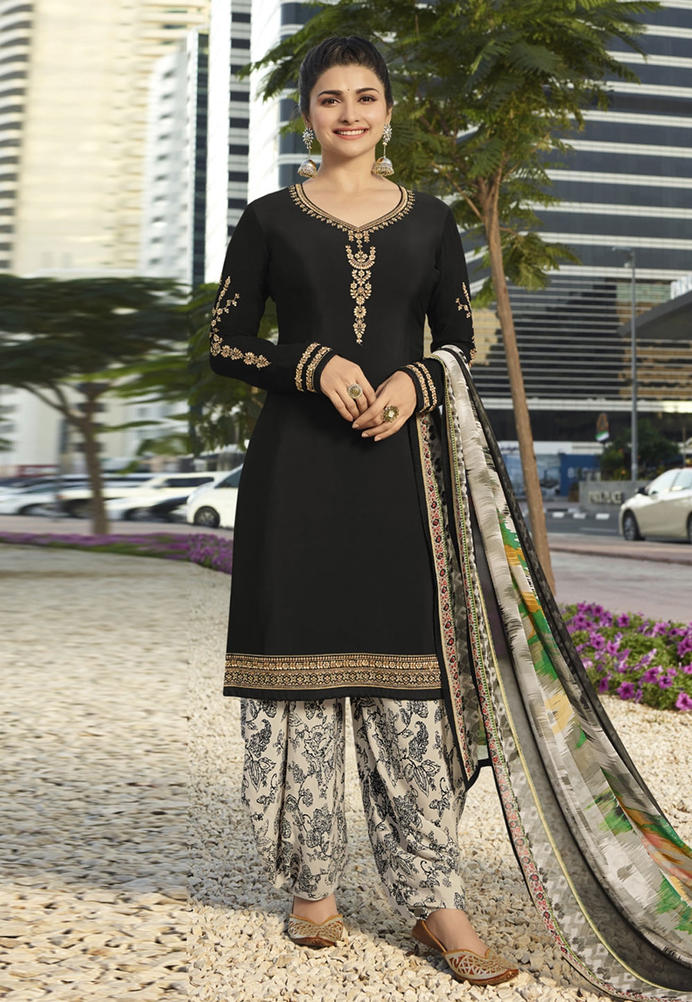 Prachi Desai Black Crepe Bollywood Suit 157408