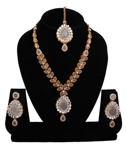 Off White Alloy Necklace Set With Earrings and Maang Tikka 257305