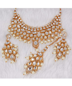 Off White Alloy Necklace Set With Earrings and Maang Tikka 257320