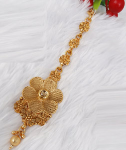 Golden Alloy Austrian Diamonds and Kundan Maang Tikka 272596