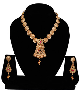 Golden Alloy Austrian Diamonds and Kundan Necklace With Earrings 272643