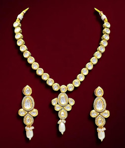 Off White Alloy Necklace With Earrings 314374